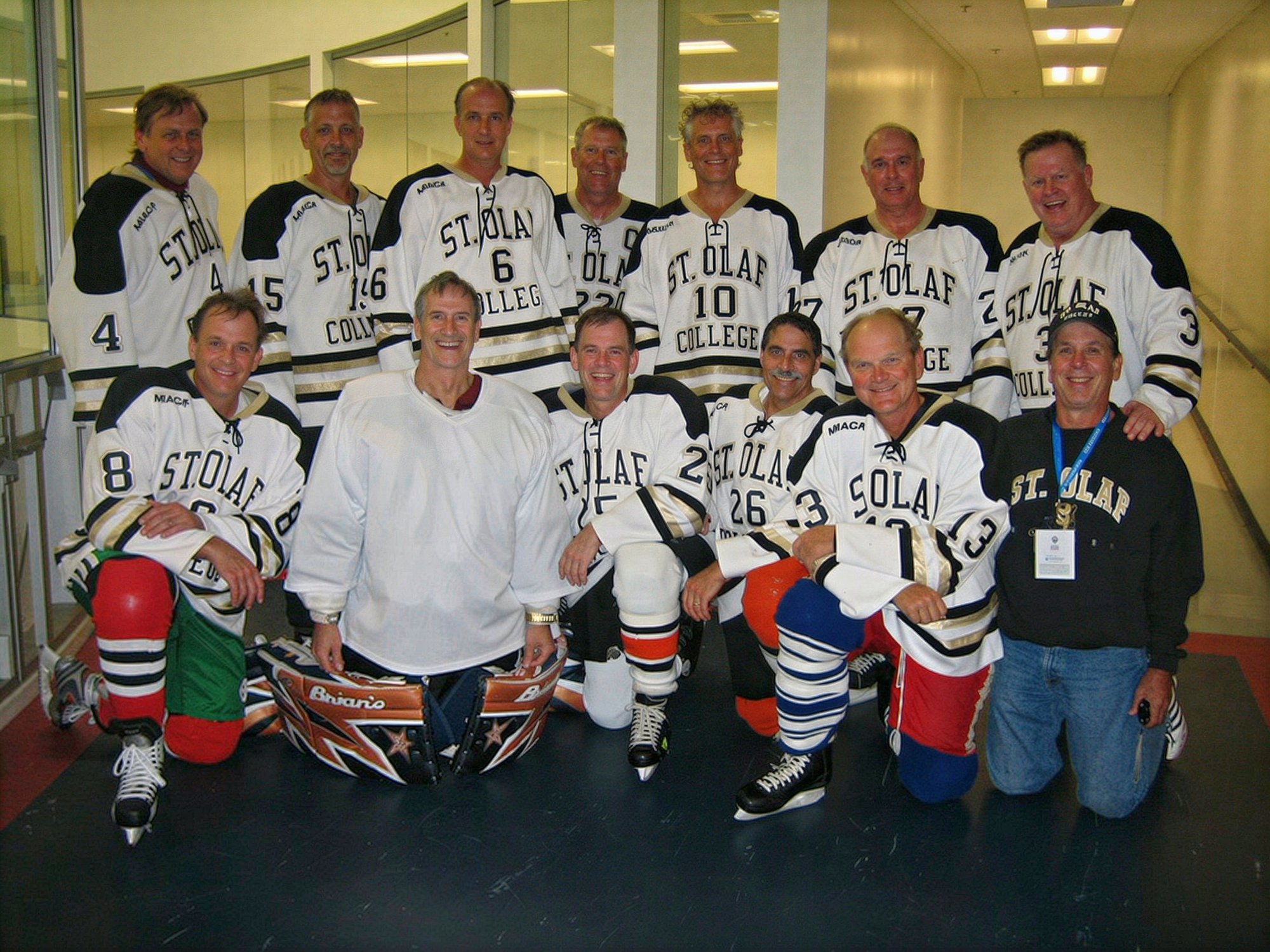 Saint Olaf Hockey Reunion 2009 team photo